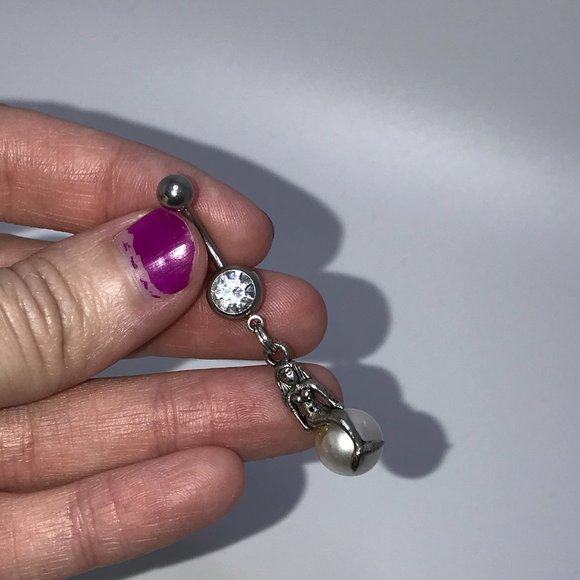 Mermaid on White Pearl Dangle Belly Ring - Picture 7 of 12